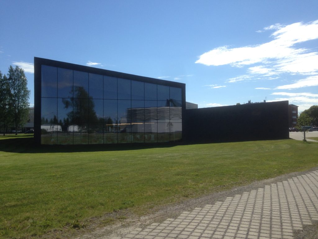 im Fenster der neuen spiegelt sich die alte Aalto-Bibliothek