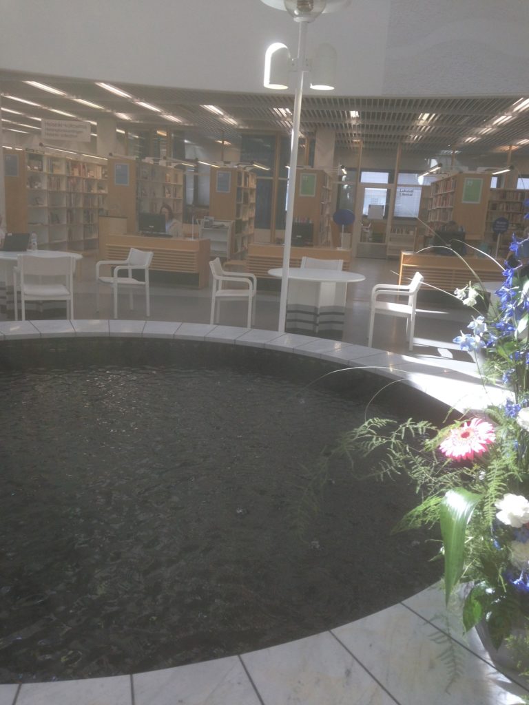 ideenbrunnen inmitten der bibliothek