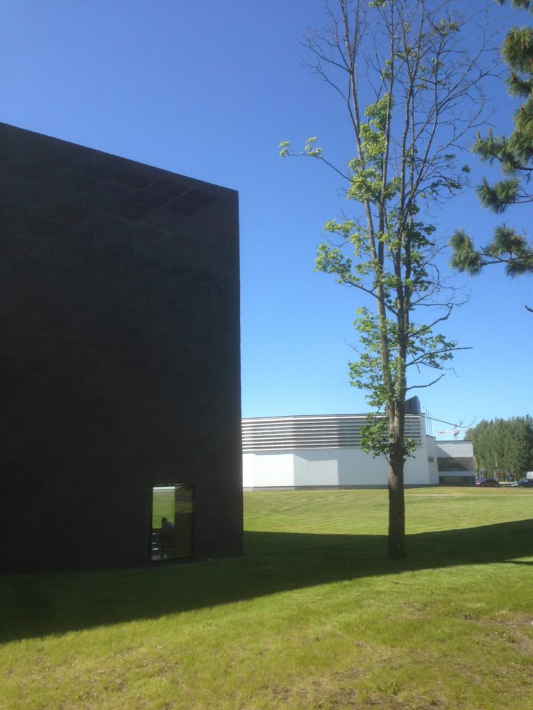 aussensicht - im Hintergrund die Aalto-Bibliothek, vorne die neue