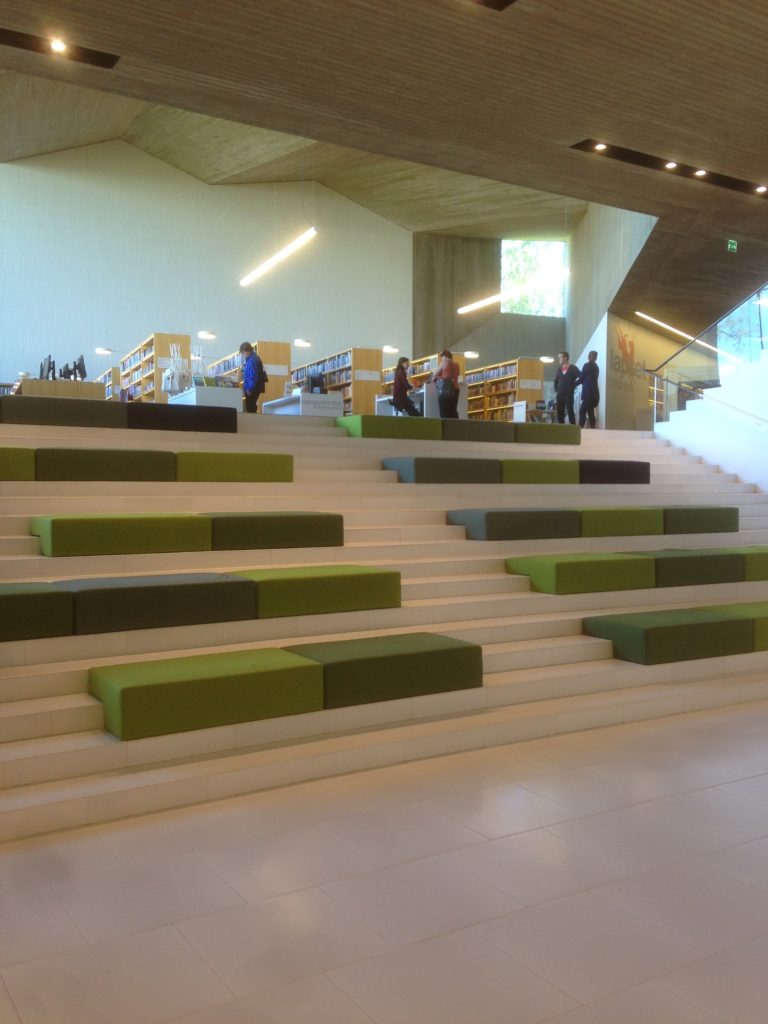 das Forum, mit viel Sitz- und Arbeitsflächen, das den Übergang zur alten BIbliothek einleitet