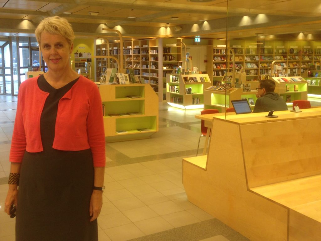 Marit Egaas - die CHefin der BIbliothek hat alle Hände voll zu tun - neben dem Umbau und der Modermisierung der oberen Etagen strukturiert sie gerade auch die Organisation der BIbliothek um