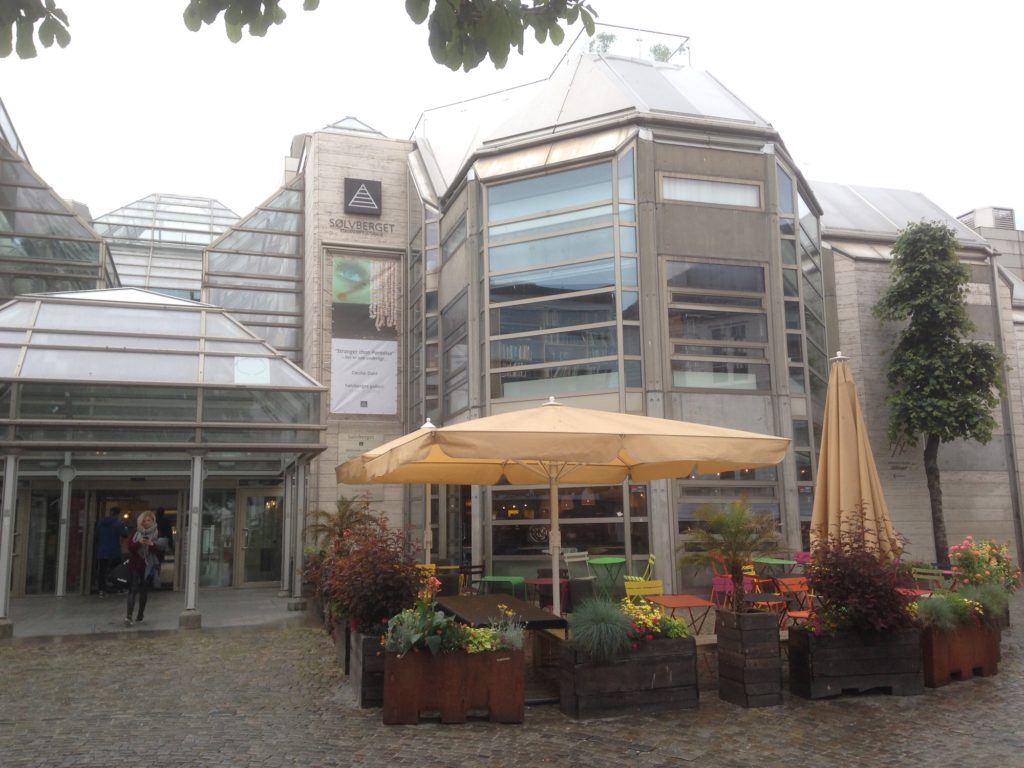 bei Regen sieht der 70er jahrebau von Bibliothek und Solvberget-Kulturzentrum nicht so schön aus, das täuscht aber....