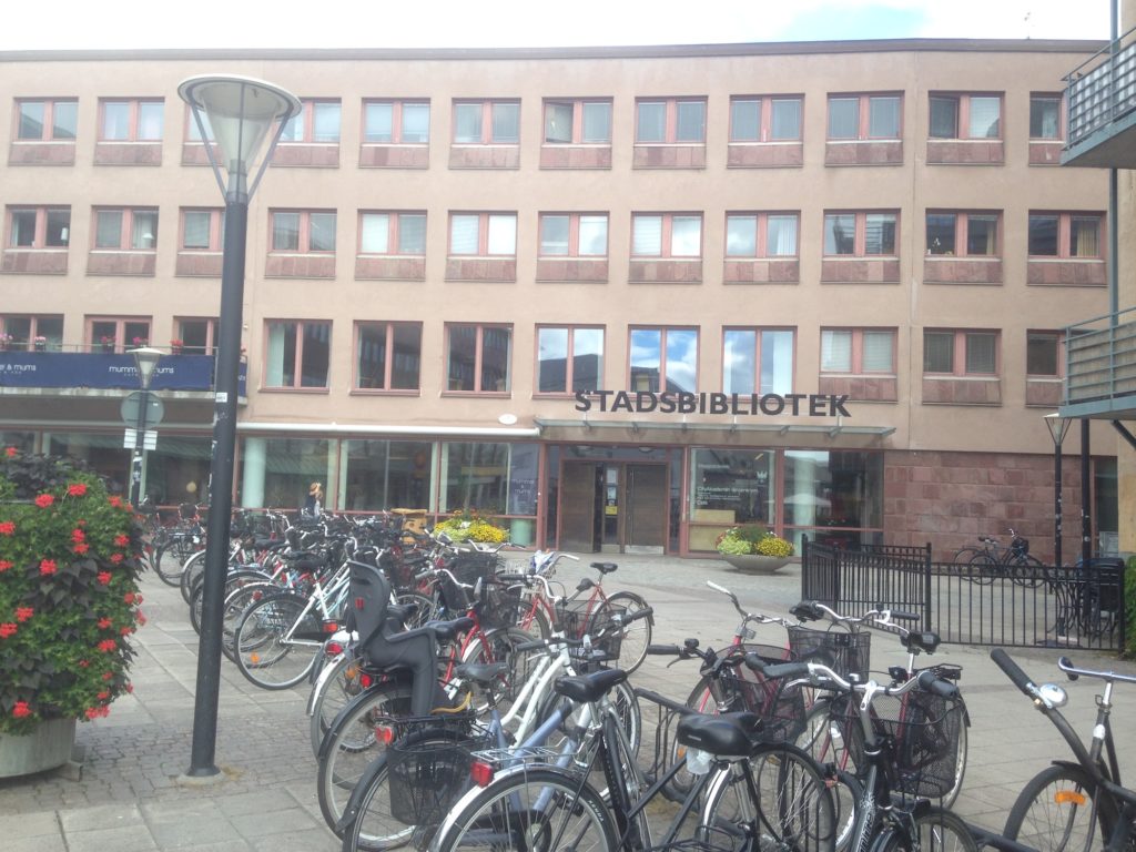 die Bibliothek liegt zentral mitten in der Stadt, in der - wie überall - viel Rad gefahren wird